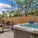 Eagle Street Retreat, privacy fence with Hot Tub!
