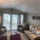 2 Bed Lodge Style Caravan with Hot Tub & Private Garden at Patrington Haven Leisure Park - Foto 6
