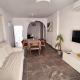 Center 2Br Apt w/ parking and 250m walk from beach Larnaka - Fotografie 1