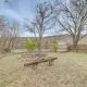 Historic Cabin with Yard 1 Mi to Lake Spavinaw!, Spavinaw (zdjęcie 3)