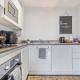 Vibrant Bliss - Luxury City Centre stay, SLEEPS 8, Central Location, BULLRING, Fully Equipped Kitchen, KING BED, 2 Bathrooms,Terrace city view, Free WIFI and Board Games Birmingham - Fotografie 10