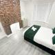 Central Location Liverpool, Modern Home, 4 BR, Sleeps 9, Free Parking, Liverpool