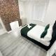 Modern & Spacious, 4 BR , 9ppl FREE WIFI & Parking Liverpool - Photo 1