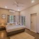 StayVista's Silver Grove - Serene Haven with Expansive Lawn & Terrace, ナーシク - 写真 8