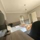 Rooms in a guest-only home behind Menlyn Maine Pretoria - Foto 6