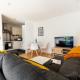 Central Gem: Cosy 2BR with Private Balcony, Manchester - Photo 10