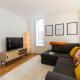 Central Gem: Cosy 2BR with Private Balcony, Manchester - Photo 6