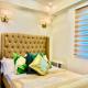 Condo Near Airport Okada MOA w/ 60 inch smart TV, Manila - Foto 1