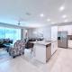 Beautiful 5 Bed Resort Town Home near Disney -1648, Kissimmee - Foto 4