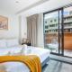 Sleek central stay with balcony by Zodiak Stays, Окленд - Фото 1