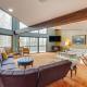 Eclectic Hubertus Home with Game Room and Fire Pit!, Germantown (zdjęcie 5)