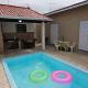 Casa Maravilhosa e Ampla Pé na Areia com Piscina, Área Gourmet com Churrasqueira em Deck Coberto Frente a Piscina, 4 Quartos Confortáveis e Espaçosos, Sendo 2 Suítes, Cozinha Americana e Sala de Jantar, Ampla Garagem para 6 Carros - Mercado na rua da Casa, Praia Grande - Foto 10