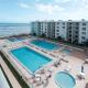 Amazing views of the ocean and pool from this top floor beach retreat!, New Smyrna Beach - Foto 1