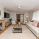 Karimi House - Spacious, EV Plug, Sleeps 10, Orange (Foto 7)