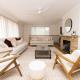 Karimi House - Spacious, EV Plug, Sleeps 10, Orange (Foto 9)