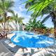 Modern Split-Level 2-Bedroom Condo with Pools, Terrace & Easy Beach Access