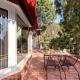 StayVista at Cosy Crest with Bonfire, BBQ and WiFi, Kasauli - Foto 3