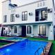 Greenlight Apartments, Kiembi Samaki