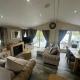 Indulgence lakeside lodge i1 with hot tub, private fishing peg situated at Tattershall Lakes Country Park, Tattershall (Foto 6)
