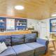 Cozy Wellston Cabin - Walk to Crystal Lake!, Irons (fotografie 5)