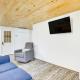 Cozy Wellston Cabin - Walk to Crystal Lake!, Irons (fotografie 6)