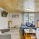 Cozy Wellston Cabin - Walk to Crystal Lake!, Irons (fotografie 7)