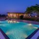 StayVistas Nyra Farms - Hill-view villa with Pool, Indoor & Outdoor games, & Lawn with Gazebo, Wada - Fotografie 1