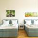 KAISER 02 by ROCKCHAIR Apartments l SUPERHOST Status l 3 Bedrooms Boxspringbeds 2 Bathrooms l Cozy Family & Business Flair 155 sqm 3 Balcony 2nd Floor Elevator up to 10 guests welcomes you!, Berlín - Fotografie 3