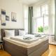 KAISER 02 by ROCKCHAIR Apartments l SUPERHOST Status l 3 Bedrooms Boxspringbeds 2 Bathrooms l Cozy Family & Business Flair 155 sqm 3 Balcony 2nd Floor Elevator up to 10 guests welcomes you!, Berlín - Fotografie 2