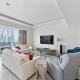 Luxury 3BR in Dubai Marina with Pool, Gym, and Beach Access, Dubaj - Fotografie 3