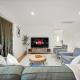 Chic Boho Retreat - Pool, Patio, Mini Golf & Arcade, Mins from Universal Studios!, Los Angeles - Foto 7