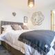 Picturesque cottage with views, Altofts (foto 10)