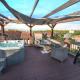 Glamorous Jacuzzi Loft Apartment with Roof Terrace, Koszyce