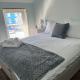 4 bedroom, sleeps 8, 30 seconds from beach, games table Mumbles - Foto 10