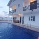 Queen B Palace, Tema