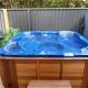 Auckland City Escape Modern Home with Spa Pool, Окленд - Фото 4
