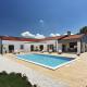 Villa Radola, Hrboki
