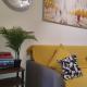 The Yellow Sapphire Sanctum - Cosy 1 bed flat with FREE Parking & FAST WiFi near city centre, Birmingham New Street Station, National sea life centre Birmingham, Ladywood leisure centre and Egbaston golf club, Birmingham (foto 4)