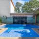 Modern Home with Chic Bohemian Style and Zen Outdoor Oasis with Swimming Pool and Tiki Style Dining Space, Potrero (fotografie 3)
