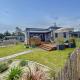 Chalet de standing, 7 couchages, piscine chauffée, proche plage et commerces, WIFI inclus - FR-1-361-463