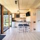 A tiny house with a garden and a hot tube Pringi - Foto 8