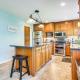 Menasha Home with Patio - Walking Distance to Lake!, Menasha (foto 6)