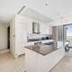 Luxury 2BR with Marina Views Near Dining Shopping Attractions & Beaches, Dubái - Foto 7