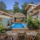 Modern Home with Chic Bohemian Style and Zen Outdoor Oasis with Swimming Pool and Tiki Style Dining Space, Potrero (fotografie 9)