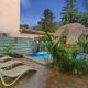 Modern Home with Chic Bohemian Style and Zen Outdoor Oasis with Swimming Pool and Tiki Style Dining Space, Potrero (fotografie 8)