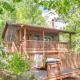 Charming Fox Den Cabin in Whittier with Hot Tub!, Whittier