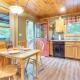 Charming Fox Den Cabin in Whittier with Hot Tub!, Whittier (foto 6)