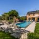 LA VILLA DE SENY , villa de charme avec jardin ,Piscine nature, jacuzzi , petanque, fitness, billard,ping pong,, Seny