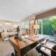 Sophisticated large room with desk and private entrance, Beverly Hills - Photo 1