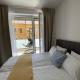 Zene Lux Apartment Vinyl Record Player & Projector, Budapest - Foto 9
